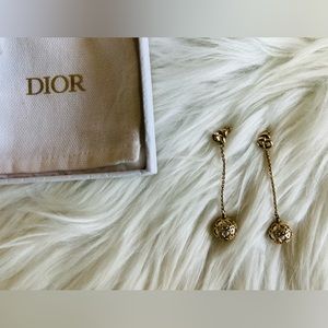 [SOLD] Dior Dangle Drop Pearl Earrings